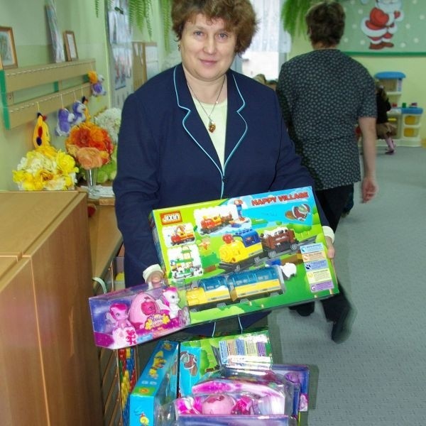 Małgorzata Korczak, dyrektor Przedszkola Nr 13 w Tarnobrzegu, wspólnie z rodzicami swoich podopiecznych   dba o to, by dzieci były zadowolone z mikołajkowych prezentów.
