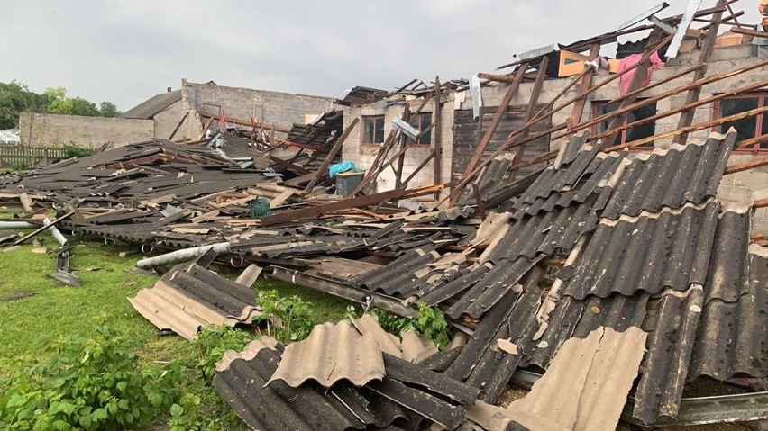 Wichura zerwała dachy z kilku budynków w gminie Przyrów...