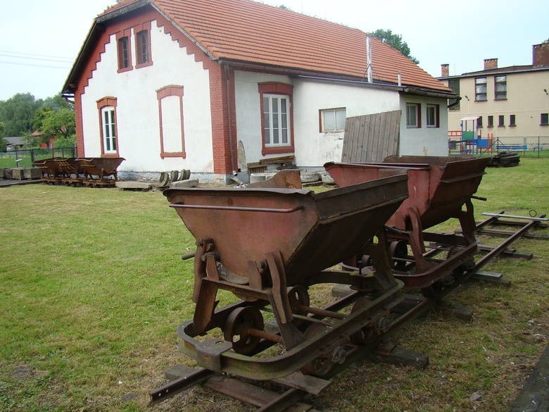 Ekspozycja przy historycznym budynku w Brzeszczach...