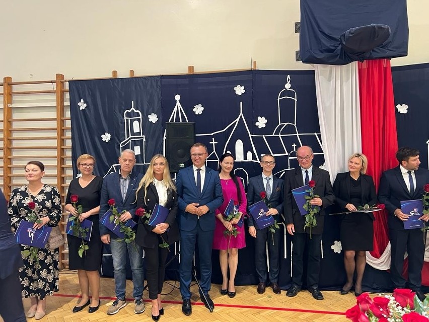 Miejsko-Powiatowy Dzień Edukacji Narodowej w Sandomierzu. Były kwiaty, życzenia i nagrody. Kto został wyróżniony?