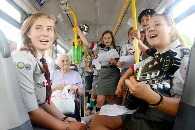 Harcerze śpiewali powstańcze piosenki w autobusach MZK.