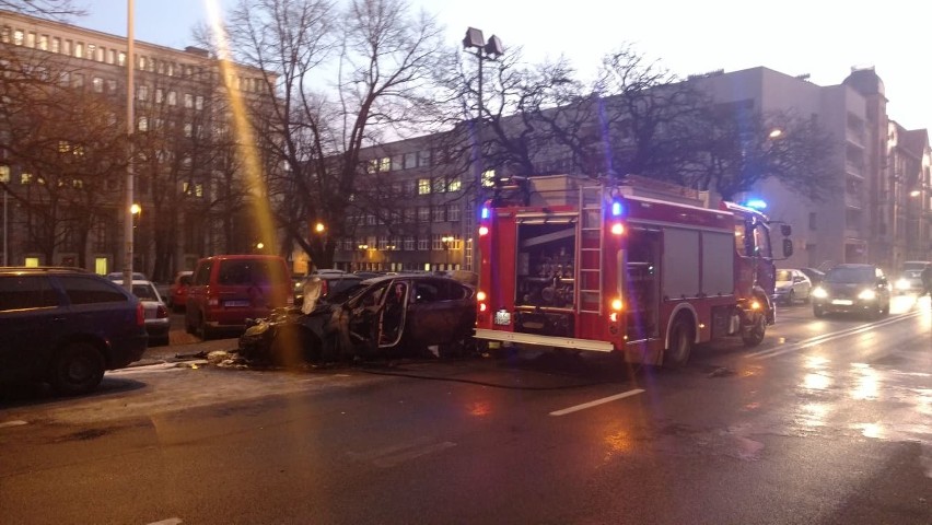 Obok Urzędu Wojewódzkiego w Katowicach spłonął samochód BMW