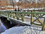 Drewniany mostek w parku w Koszalinie wciąż niszczeje