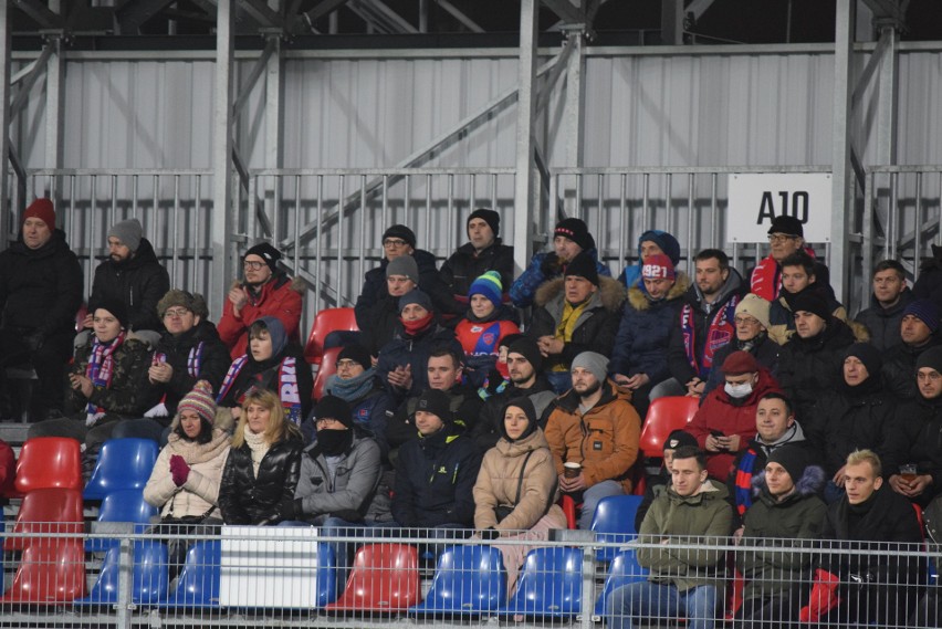 Kibice na meczu Raków Częstochowa - Górnik Zabrze. Z trybun...