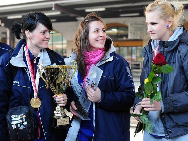 Puchar w rękach Eweliny Krzywickiej, statuetka u Natalii Mikosz, a piękna czerwona róża od prezesa Sagana w dłoniach Zuzanny Gapińskiej.