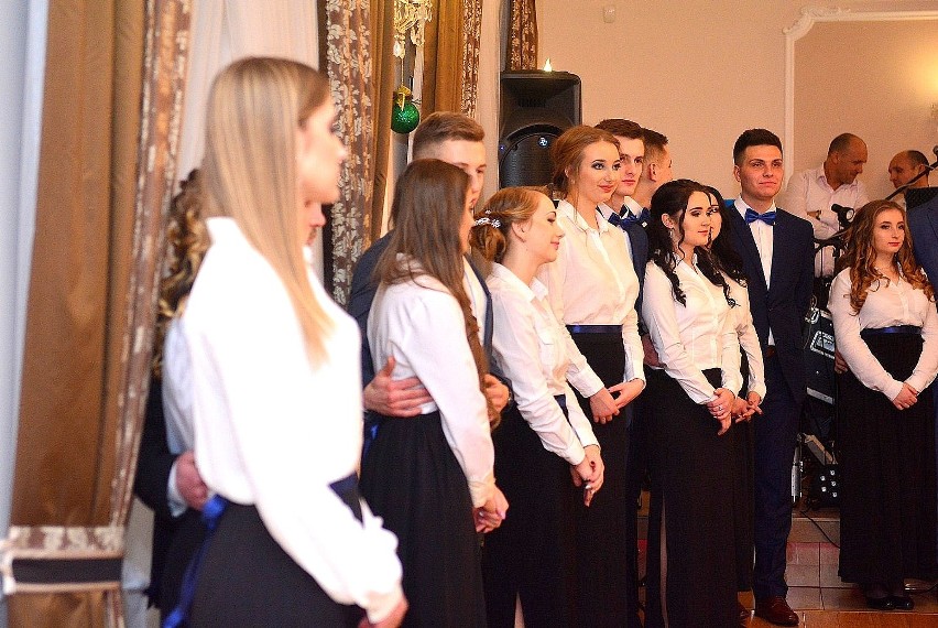 Studniówka 2018. Maturzyści Zespołu Szkół Samochodowych w Radomiu bawili się w Dworku Saskim. Zgodnie z przesądem - do białego rana!