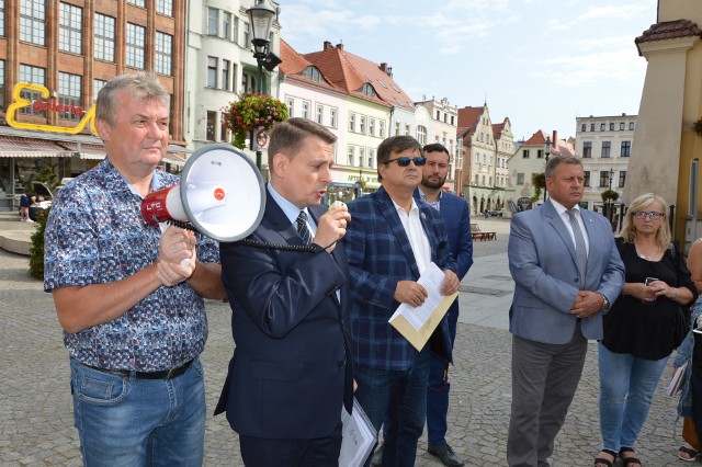 Mieszkańcy gminy wiejskiej Żary protestowali pod żarskim urzędem dwukrotnie, ostatnio w sierpniu  tego roku.