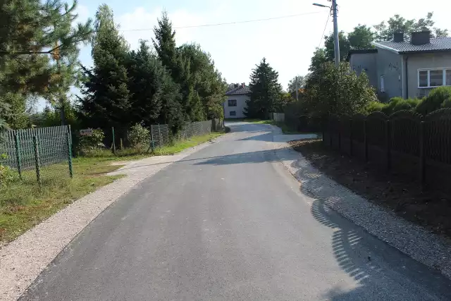 Na odcinku Kiełbów - Rykały w gminie Stara Błotnica jest już nowy asfalt i utwardzone pobocza.