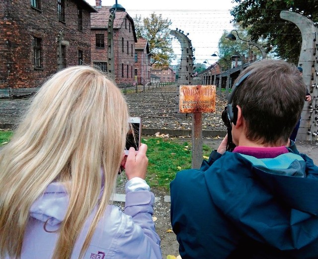 Zwiedzający Muzeum Auschwitz-Birkenau fotografują wszystko