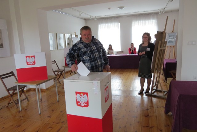 41 procent.Frekwencji w dzisiejszych ponownych wyborach w okręgu n r 2 wyniosła. Na zdj. głosuje Krzysztof Wiśniewski