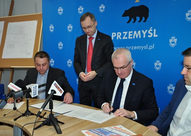 Podpisanie umowy na realizację hali sportowej w ramach Centrum Rozwoju Badmintona w Przemyślu.