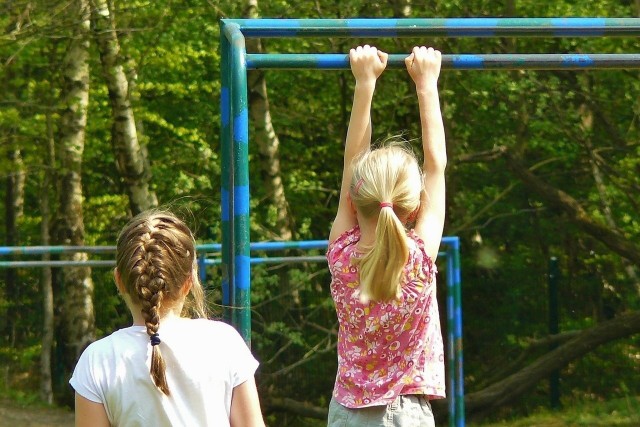 Wiadomo, że dzieci spędzając aktywnie czas na dworze, są narażone na urazy i kontuzje. Tego niestety nie zawsze da się uniknąć. Można jednak próbować, przewidując pewne sytuacje. Trampoliny, ślizgawki, rolki - to generuje najwięcej problemów. O tym, co mieć na uwadze rozmawiamy z lekarzem ze Szpitalnego Oddziału Ratunkowego w szpitalu "Zdroje". Szczegóły na kolejnych zdjęciach! >>>