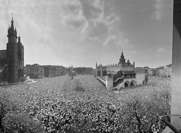37 lat temu ulicami Krakowa przeszedł Biały Marsz. Krakowianie modlili się za rannego w zamachu Jana Pawła II [ARCHIWALNE ZDJĘCIA]