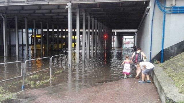 W województwie śląskim sytuacja jest poważna. W ciągu dnia termometry mogą pokazywać nawet 32 stopnie Celsjusza w cieniu. W godzinach popołudniowych pojawią się burze, miejscowo z gradem. Dokładnie tak samo intensywne jak w sobotę, gdy doszło do zalania wielu dróg i domów.