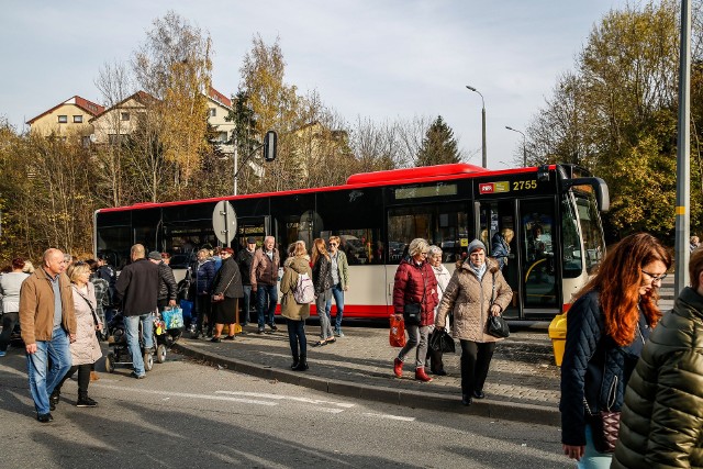 W okresie Wszystkich Świętych zmiany w komunikacji. Sprawdź!