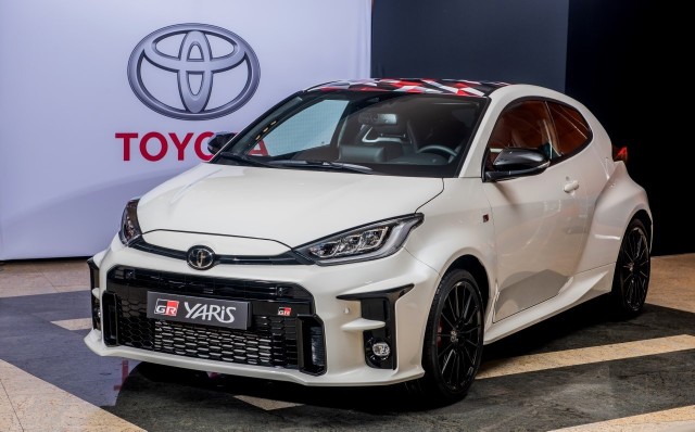 Toyota GR YarisJuż na pierwszy rzut oka widać, że GR Yaris nie jest wyłącznie usportowioną wersją Toyoty Yaris, lecz odrębnym, rasowo sportowym modelem. Z przodu auta znalazł się potężny zderzak z niewiele mniejszym grillem, który przepuszcza powietrze do turbodoładowanego, trzycylindrowego silnika 1.6 o mocy 261 KM i momencie obrotowym sięgającym 360 Nm.Fot. Toyota