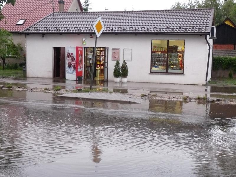 W Czernicy pod wiaduktem zalany jest fragment drogi...