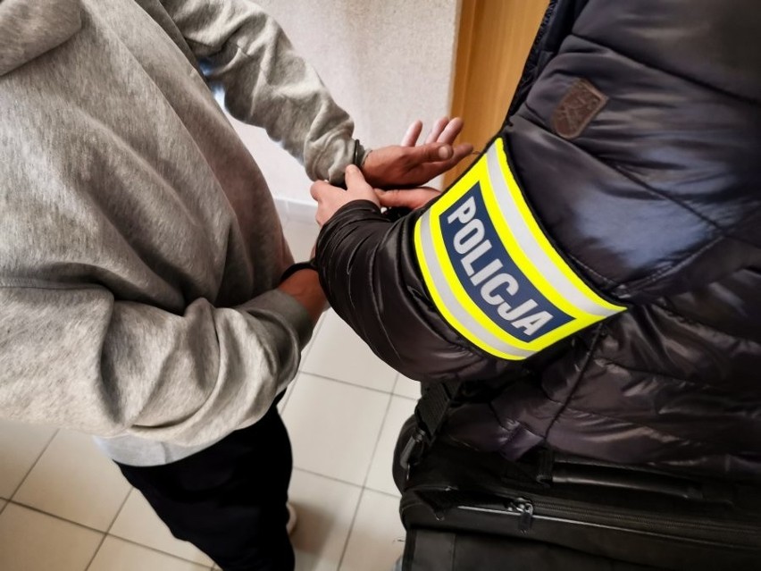 Białystok. Mundurowi zatrzymali 48-latka podejrzanego o oszustwo metodą „na policjanta” (zdjęcia, wideo)