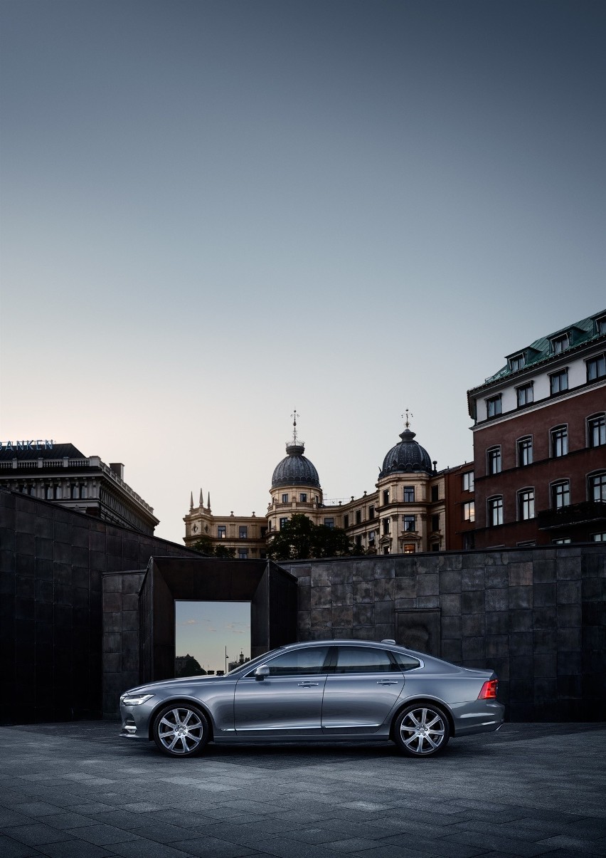 Volvo S90...