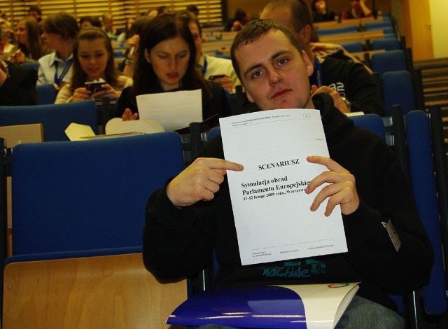 Marcin Turalski z III LO w czasie symulacji obrad europarlamentu.