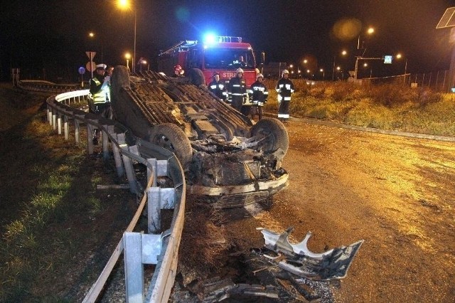 W Wigilijną noc w 2014 roku lot na rondzie Małysza robiło się BMW prowadzone przez trzeźwego 19-latka. Ani jemu, ani jego dwóm pa-sażerom nic się nie stało. Z ustaleń służb wynikało, że samochód jechał na wyspę i dachował. Jak szacowali strażacy, zatrzymał się kołami do góry dopiero 22 metry dalej. Przy okazji tego dachowania podsumowywaliśmy, że na rondzie od czasu jego oddania do użytku rozbiło się już ponad 10 samochodów. Kilka dni później doszło do kolejnej "skoków"Na kolejnych slajdach najgłośniejsze wydarzenia na "rondzie Mąłysza"