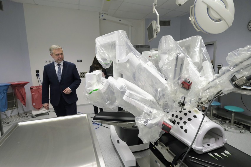 Kolejny robot da Vinci w Poznaniu. W szpitalu Świętej Rodziny otwarto pracownię robotyki operacyjnej