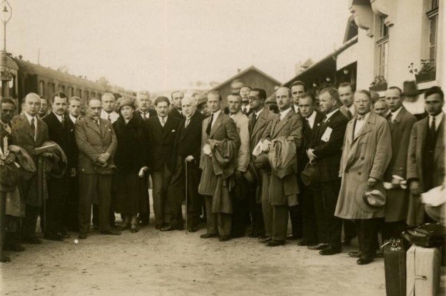 Przywitanie senatora Tadeusza Hołówki (stoi w środku) na dworcu w Truskawcu w sierpniu 1931 r. Trzy tygodnie później zginął w tym uzdrowisku z rąk zamachowców.