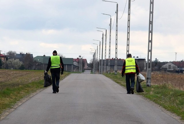 Podczas prac porządkowych na drogach gminy Mirzec