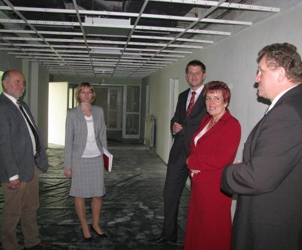 Na wyposażenie pracowni RTG i sterylizatorni szpital będzie potrzebował jeszcze 1,5 mln zł. W październiku Ilona Mróz, prezes placówki (druga z lewej) zabiegała o poparcie samorządowców.