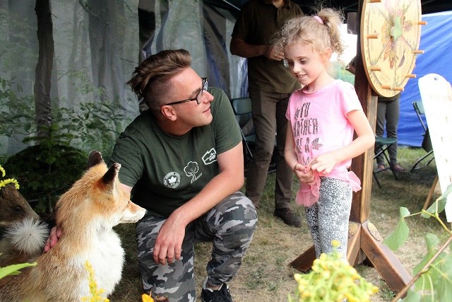 Kultura w Plenerze to cztery festyny Miejskiego Centrum Kultury w Skarżysku-Kamiennej, które w czasie wakacji odbywać się będą na skarżyskich osiedlach. Pierwszy, przy Szkole Podstawowej nr 13, już się odbył.Na każdym z nich na wszystkich czeka dużo atrakcji, a większość z nich adresowana jest szczególnie do najmłodszych. Dmuchańce, konkursy, zawody sportowe czy popularne wśród dzieci malowanie buziek to tylko część atrakcji. Swoją ofertę prezentują skarżyskie firmy i instytucje i one też mają niespodzianki dla najmłodszych. Na imprezie jest też poczęstunek, a każda edycja kończy się projekcją filmu familijnego.Daty kolejnych festynów z cyklu Kultura w Plenerze:•	21 lipca – OSP Książęce ul. Warszawska,•	12 sierpnia – Kolonia Górna, teren przy Zespole Placówek Opiekuńczo-Wychowawczych, ul. Szkolna,•	19 sierpnia – osiedle Bór, teren przy Zespole Placówek Oświatowych nr 2, ul. Zwycięzców.