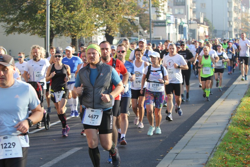 Zdjęcia z maratonu w Poznaniu 2018 - biegacze na pierwszym...