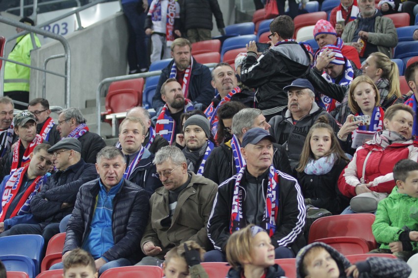 Górnik Zabrze - Śląsk Wrocław. Kibice odśpiewali hymn ZDJĘCIA KIBICÓW