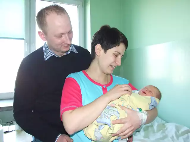 Beata i  Bartłomiej Pyzikowie z córeczką Milenką. Dziewczynka waży 3,3 kg i mierzy 57 cm. To ich największe szczęście.