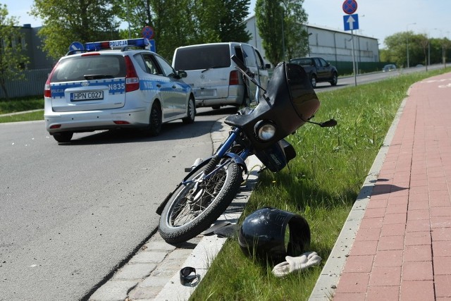 Motocyklista zderzył się z samochodem na rondzie w Słupsku.