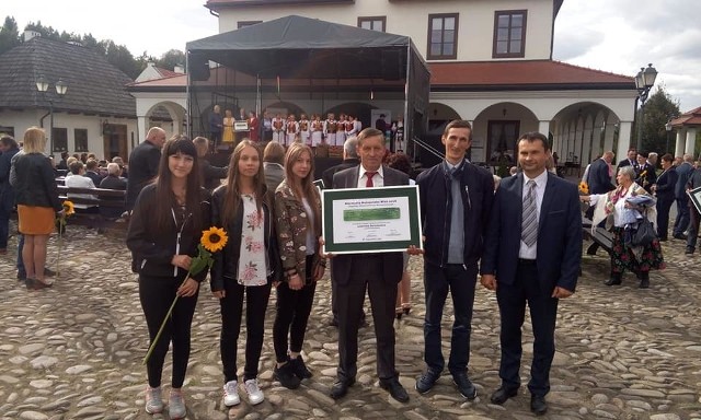 Sołtys Żerosławic z mieszkańcami wsi razem z którymi odbierał wyróżnienie w Nowym Sączu