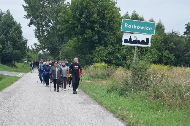 Mieszkańcy Borkowic mają już wytyczoną trasę do pieszych wędrówek.