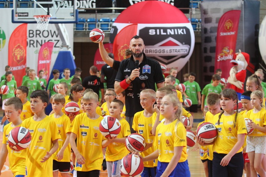 Marcin Gortat trenuje dzieci na Marcin Gortat Camp w...