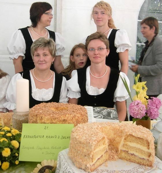Urszula Plachetka i Renata Cedzich prezentują ciasto z Dolnej.