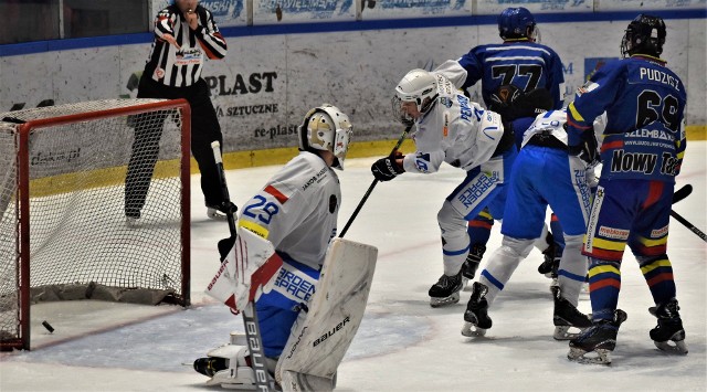 1 liga hokejowa: UKH Unia Oświęcim - MMKS Podhale Nowy Targ 0:7. Na zdjęciu: Wiktor Bochnak strzela szóstą bramkę dla Podhala