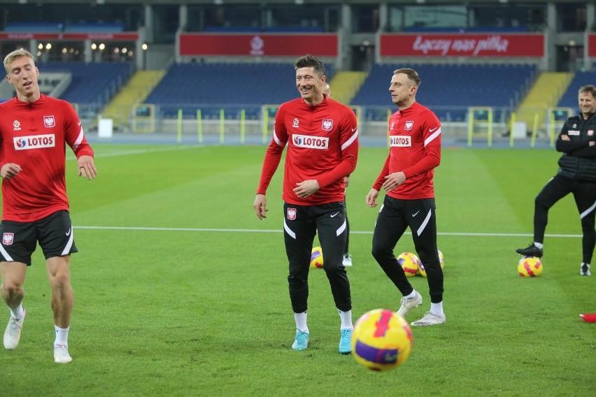 Adam Buksa, Robert Lewandowski i Kamil Grosicki na treningu...