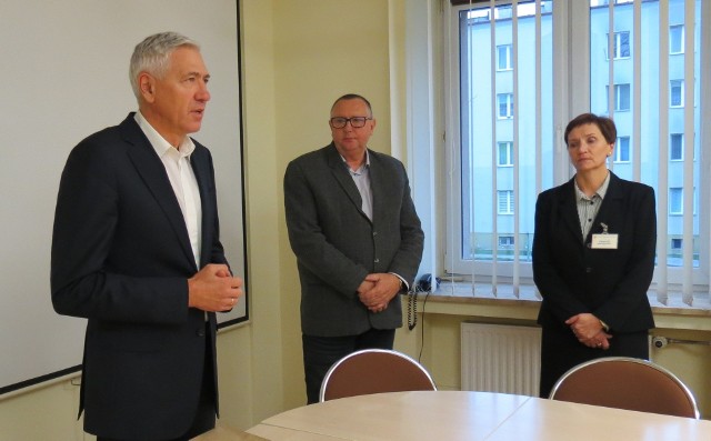 Leszek Mirowski (w środku) od 30 listopada nie będzie już zastępcą burmistrza Nowej Dęby.