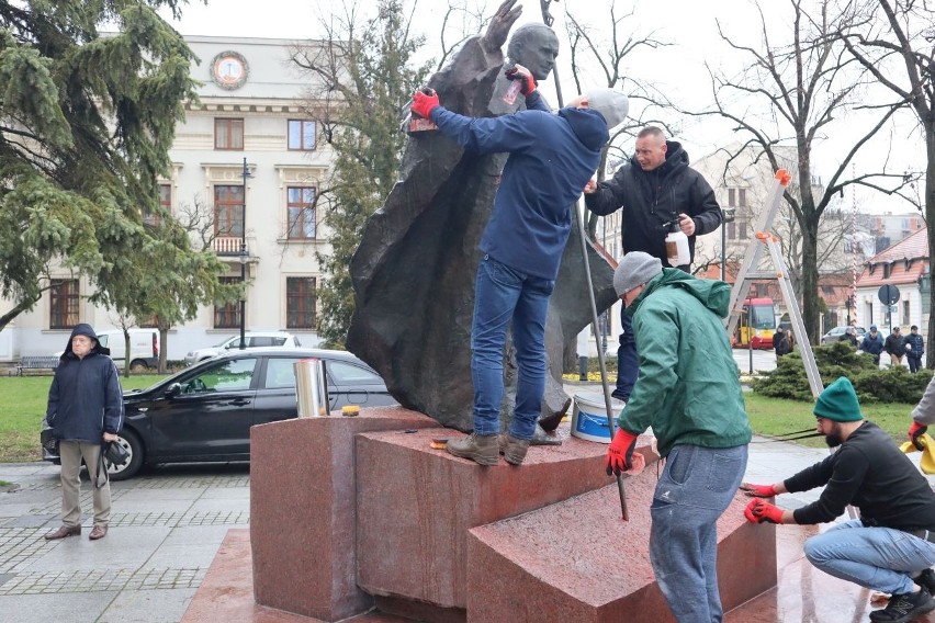 Oblali farbą pomnik Jana Pawła II. Po mszy rozpoczęto mycie pomnika ZDJĘCIA