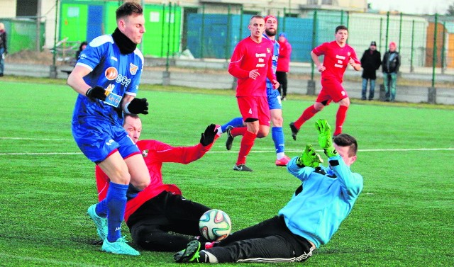 Napastnik Dawid Wolny (w niebieskiej koszulce) zdobył ostatnią bramkę dla Odry Opole w sparingowym starciu z 4-ligową Olimpią Kowary.