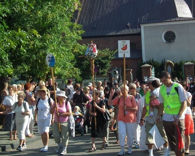 W niedzielę grupa pielgrzymów wyruszyła sprzed zabytkowego kościoła w Zwoleniu. Dziś rano wyruszą z Radomia na Jasną Górę.