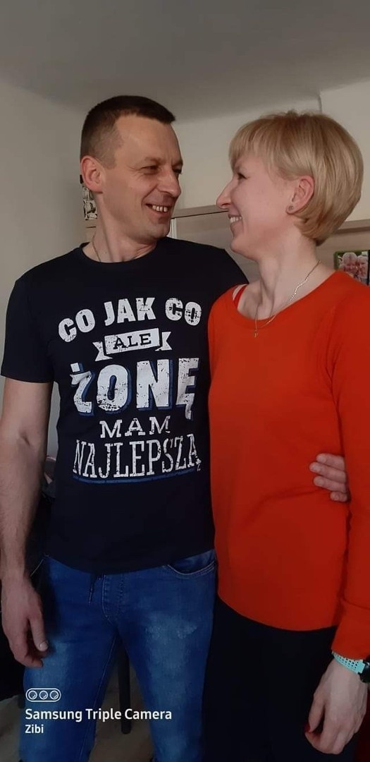 Zbigniew Kazała z żoną, z którą wspólnie organizują paczki...