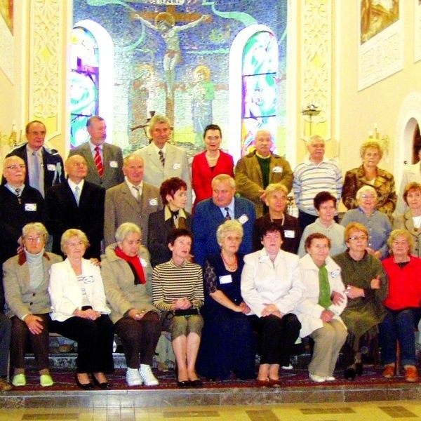 Zjazd rozpoczęła msza dziękczynna w kościele pw. Podwyższenia Krzyża Św. zakończona pamiątkowym zdjęciem