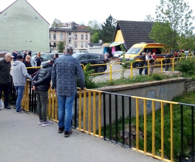 Dzisiaj (13.05.2022 r.) około godziny dziewiątej do rzeki Studnicy wpadł 67-letni mężczyzna. Mieszkaniec trafił do szpitala.