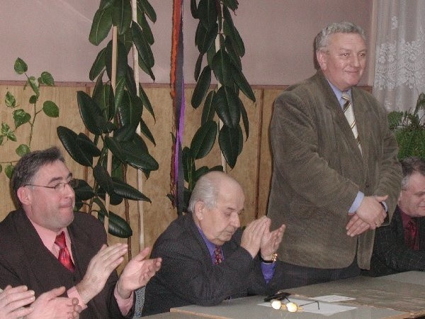 Wybór Błażeja Gaczkowskiego (przyjmującego  brawa na stojąco) na prezesa Pałuczanki spotkał  się z aprobatą wszystkich uczestników zebrania,  także Andrzeja Kujawy (pierwszy z lewej),  ustępującego prezesa.