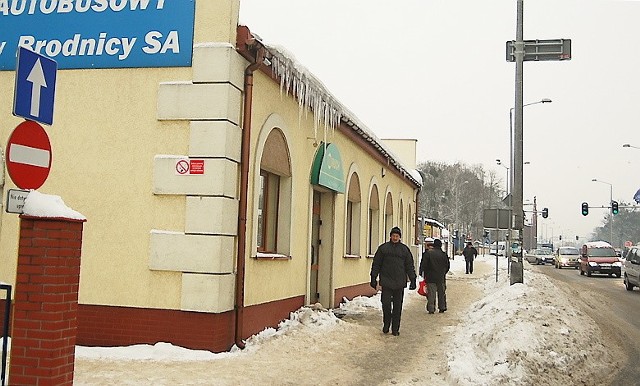 Sople wiszące na budynku dworca PKS przy ul. Sądowej w Brodnicy zagrażają przechodniom i pasażerom.