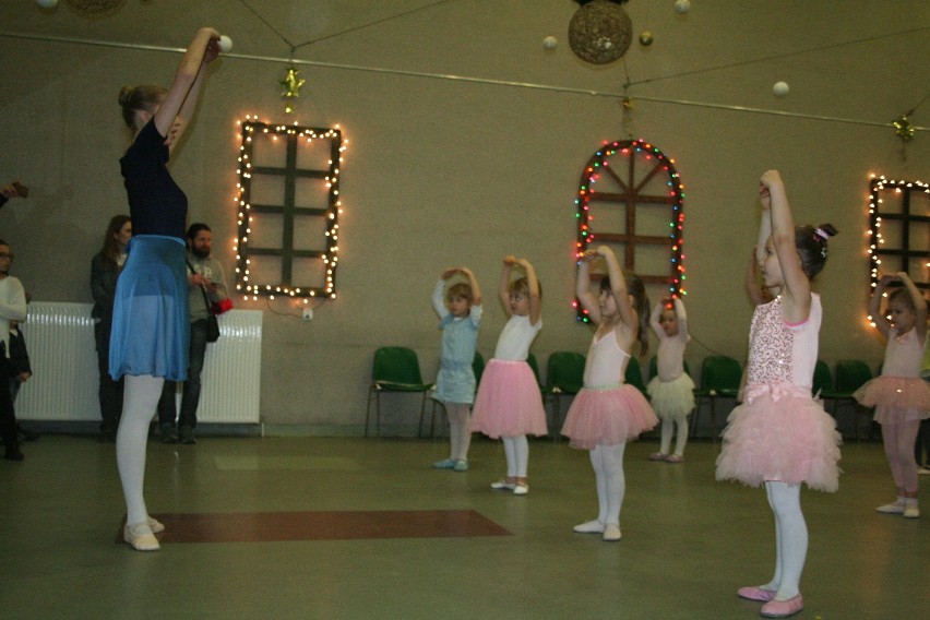 Świąteczny baletowy pokaz dla rodziców